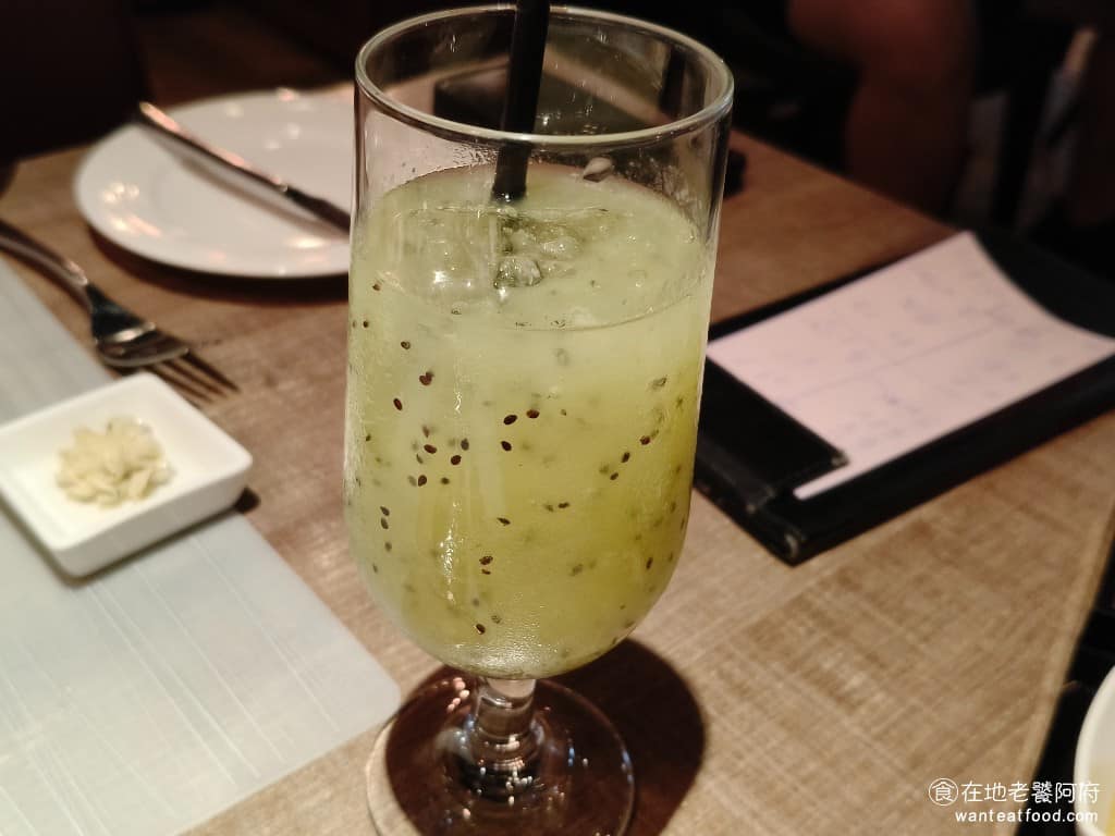 艾朋牛排餐酒館 艾朋牛排餐酒館菜單 艾朋牛排餐酒館推薦 信義區美食 信義美食 市政府美食 牛排 奇異果汁 @在地老饕阿府