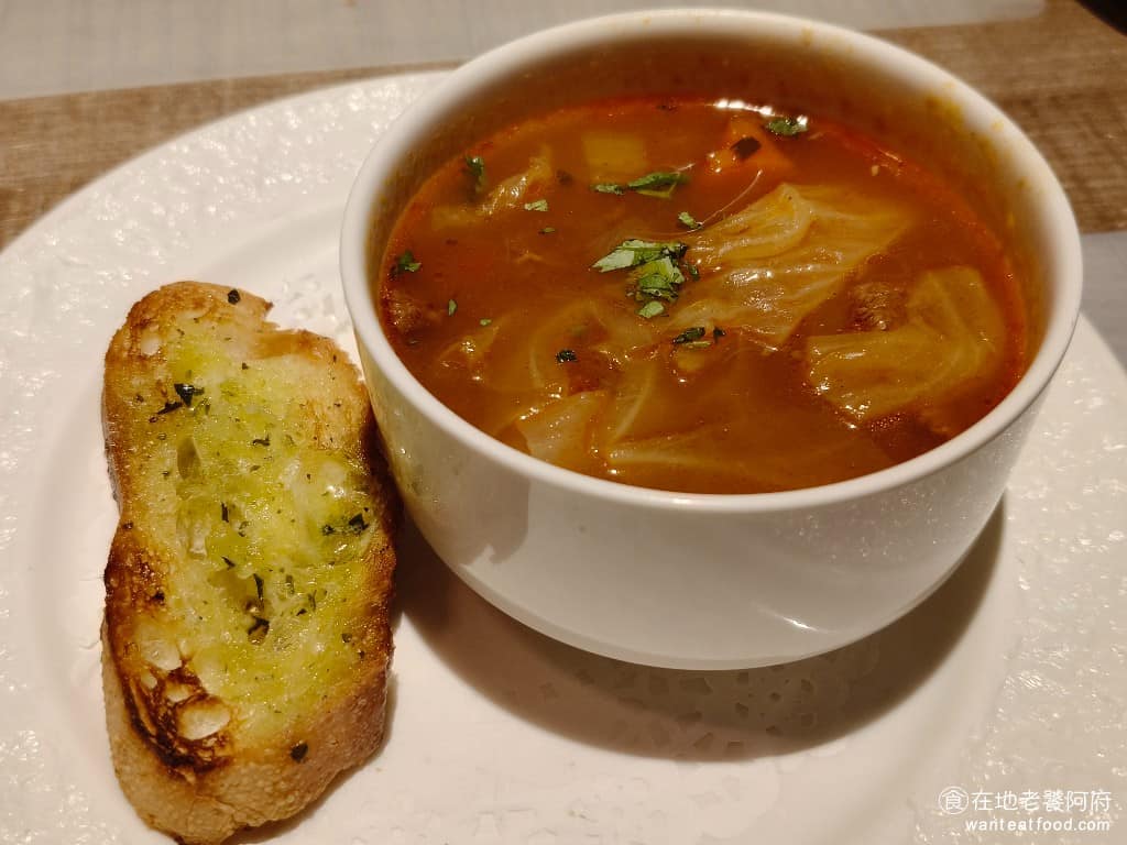 艾朋牛排餐酒館 艾朋牛排餐酒館菜單 艾朋牛排餐酒館推薦 信義區美食 信義美食 市政府美食 牛排 牛肉蔬菜湯 裡面料很多,有牛肉、高麗菜、番茄,旁邊搭配大蒜麵包,和南瓜湯一樣,調味也非常清淡。 @在地老饕阿府