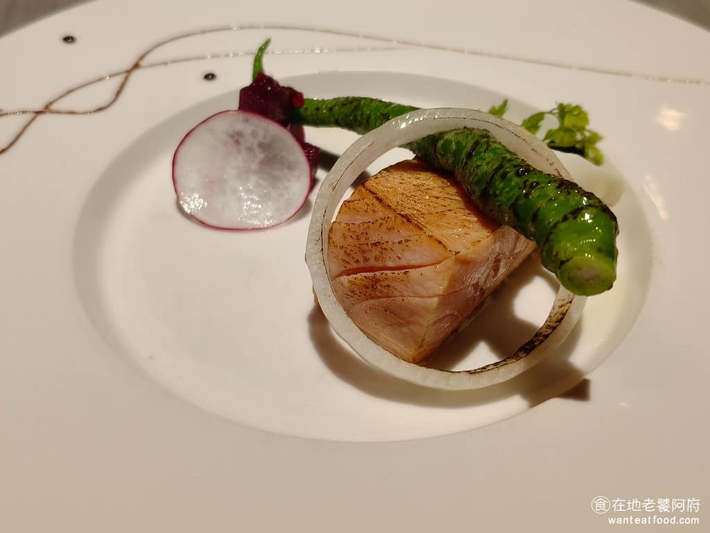 艾朋牛排餐酒館 艾朋牛排餐酒館菜單 艾朋牛排餐酒館推薦 信義區美食 信義美食 市政府美食 牛排 鮮切鮭魚 鮭魚的品質很好,口感軟嫩,帶有淡淡的奶油香。 @在地老饕阿府