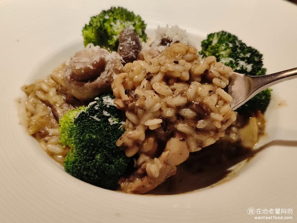 艾朋牛排餐酒館 艾朋牛排餐酒館菜單 艾朋牛排餐酒館推薦 信義區美食 信義美食 市政府美食 牛排 由於松露味非常重,第一口吃會覺得很香,但多吃幾口後,慢慢就會覺得有點膩,因為就只有這個味道。米飯則燉得不夠久,所以吃起來口感偏硬。 @在地老饕阿府
