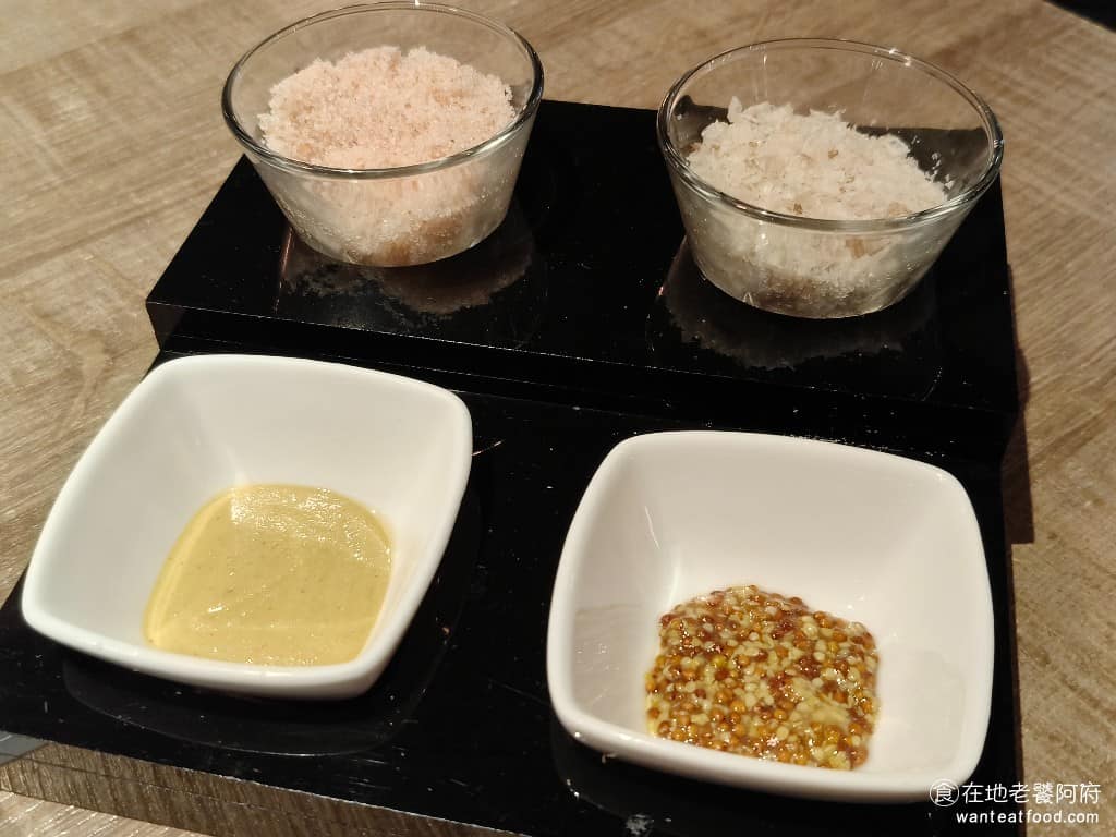 艾朋牛排餐酒館 艾朋牛排餐酒館菜單 艾朋牛排餐酒館推薦 信義區美食 信義美食 市政府美食 牛排 桌上有提供四種醬料,有玫瑰鹽、煙燻海鹽、黃芥末醬,和芥末籽。 @在地老饕阿府