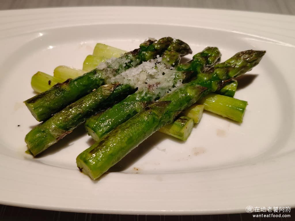 艾朋牛排餐酒館 艾朋牛排餐酒館菜單 艾朋牛排餐酒館推薦 信義區美食 信義美食 市政府美食 牛排 烤蘆筍 沒有過多的調味,每一條蘆筍尺寸都很大,吃起來很清脆。 @在地老饕阿府