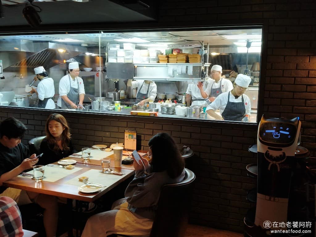 艾朋牛排餐酒館 艾朋牛排餐酒館菜單 艾朋牛排餐酒館推薦 信義區美食 信義美食 市政府美食 牛排 開放式的廚房櫥窗,靠近的座位,可以欣賞到廚師料理的過程,個人覺得,這比外面的風景,還更好看。 @在地老饕阿府