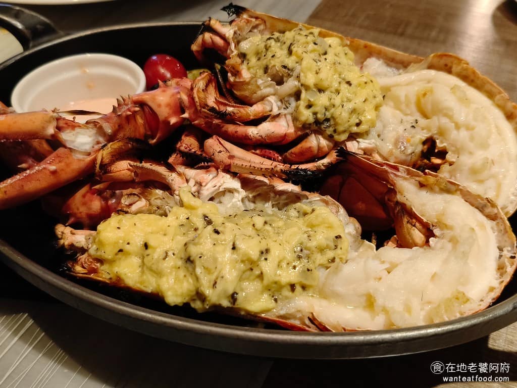 艾朋牛排餐酒館 艾朋牛排餐酒館菜單 艾朋牛排餐酒館推薦 信義區美食 信義美食 市政府美食 牛排 波士頓龍蝦 用活龍蝦不是冷凍貨,新鮮度很夠,叉子可以完整取出整塊肉,龍蝦肉質Q彈,配上松露奶油,香氣很足。 @在地老饕阿府