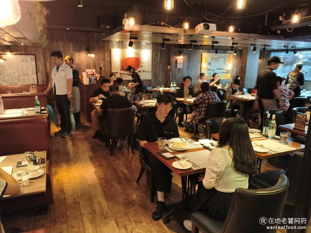 艾朋牛排餐酒館 艾朋牛排餐酒館菜單 艾朋牛排餐酒館推薦 信義區美食 信義美食 市政府美食 牛排 整個用餐空間很大,設計是美式輕工業風格,木質調搭配昏黃燈光,有時尚感,但不會太有壓迫感。 @在地老饕阿府