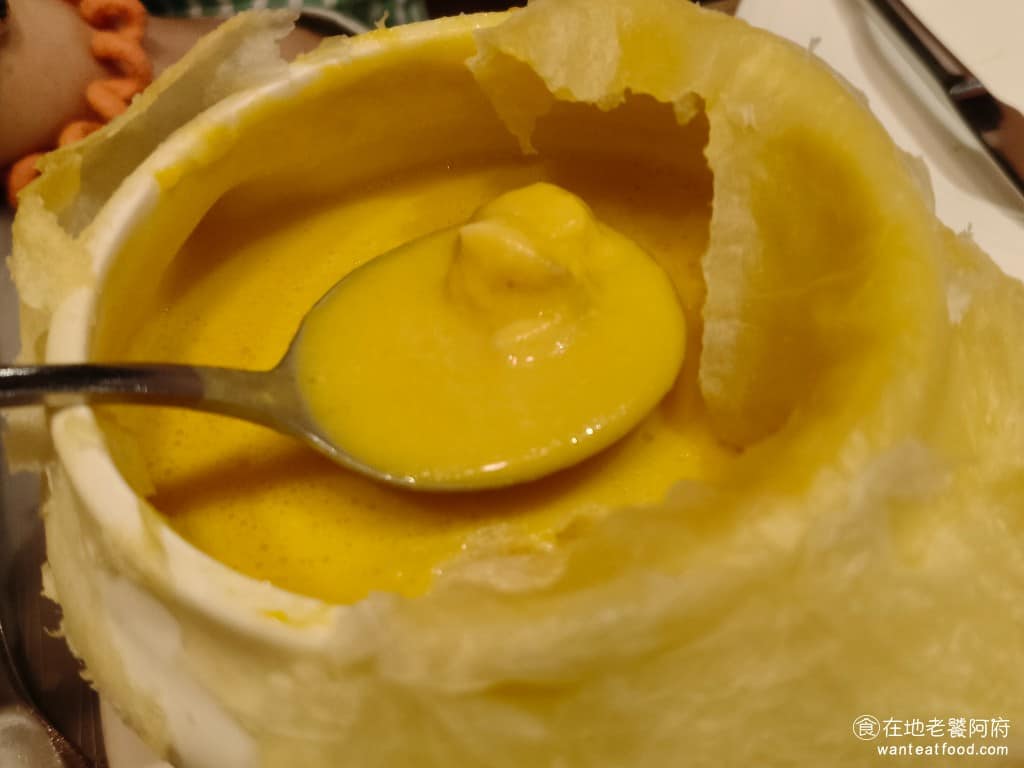 艾朋牛排餐酒館 艾朋牛排餐酒館菜單 艾朋牛排餐酒館推薦 信義區美食 信義美食 市政府美食 牛排 南瓜湯裡面有不少的鮭魚碎塊,湯沒有過多的調味,所以喝起來比較沒味道。 @在地老饕阿府