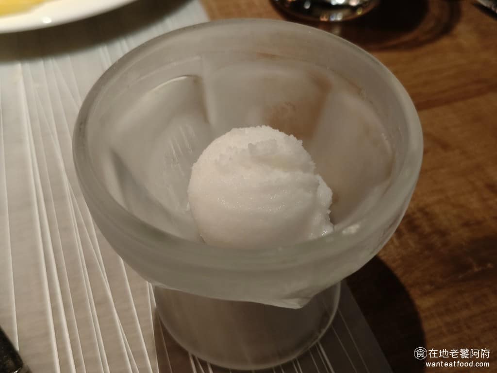 艾朋牛排餐酒館 艾朋牛排餐酒館菜單 艾朋牛排餐酒館推薦 信義區美食 信義美食 市政府美食 牛排 檸檬雪酪 這是在上主菜之前會提供的冰淇淋,口感接近冰沙,吃起來味道較酸。 @在地老饕阿府