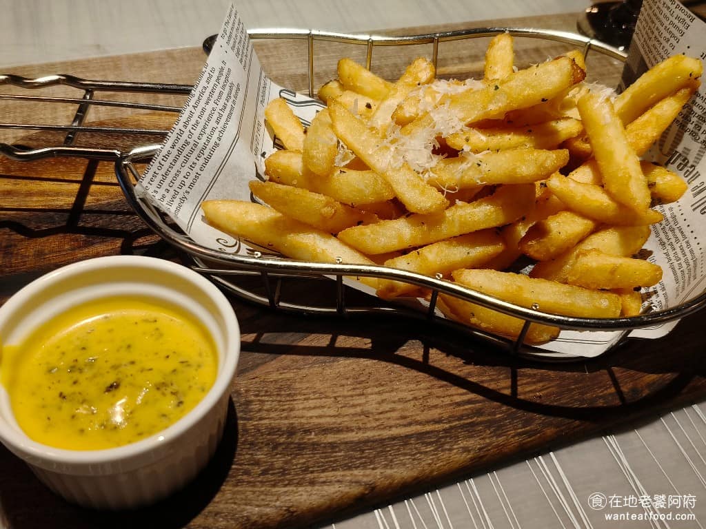 艾朋牛排餐酒館 艾朋牛排餐酒館菜單 艾朋牛排餐酒館推薦 信義區美食 信義美食 市政府美食 牛排 松露薯條 薯條是打卡、寫評論贈送的,外皮炸得非常酥脆,搭配的是松露奶油醬。只不過薯條沒加什麼鹽巴,吃起來沒有鹹味。 @在地老饕阿府