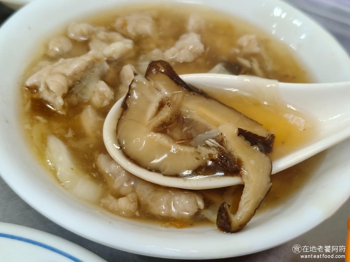 光輝肉羹 光輝肉羹菜單 光輝肉羹推薦 士林區美食 士林美食 台灣小吃 肉羹 滷肉飯 湯頭用白菜、香菇、扁魚熬煮,扁魚讓鮮味提了一個層次,整體清甜帶鮮,口味偏甜走的是南部風格。肉羹給量很實在,一大碗有十幾塊,料很夠。 @在地老饕阿府