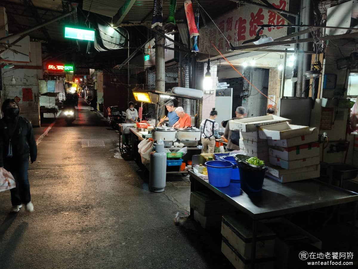 光輝肉羹 光輝肉羹菜單 光輝肉羹推薦 士林區美食 士林美食 台灣小吃 肉羹 滷肉飯 《光輝肉羹》從捷運士林站 1 號出口,步行約 6 分鐘即可到達,沿著中正路轉入華榮街,走進市場巷弄,就能找到市場裡巷道稍窄,如果不是在地人或有人推薦,路過都很難發現這間店。 @在地老饕阿府