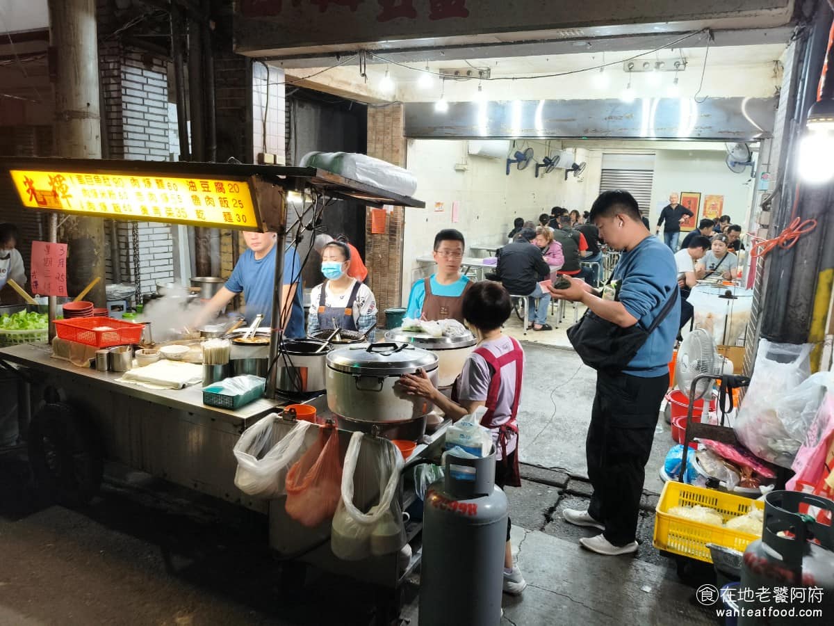 光輝肉羹 光輝肉羹菜單 光輝肉羹推薦 士林區美食 士林美食 台灣小吃 肉羹 滷肉飯 白天這裡是賣菜賣肉的傳統市場,一到傍晚《光輝肉羹》一開攤,排隊人潮從外帶隊伍,一路延伸出去。 @在地老饕阿府