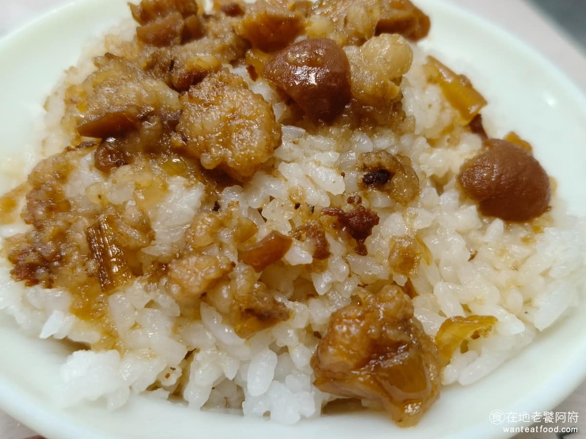 光輝肉羹 光輝肉羹菜單 光輝肉羹推薦 士林區美食 士林美食 台灣小吃 肉羹 滷肉飯 肥瘦大約各半,油蔥香氣明顯,米飯煮得粒粒分明,整體順口下飯,是能讓人一碗接一碗的那種,這碗飯比肉羹更吸引我。 @在地老饕阿府