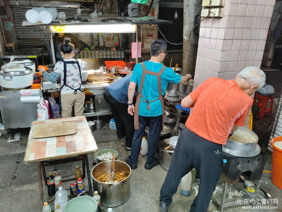 光輝肉羹 光輝肉羹菜單 光輝肉羹推薦 士林區美食 士林美食 台灣小吃 肉羹 滷肉飯 《光輝肉羹》只賣晚餐和宵夜時段,菜單簡單主打肉羹,加上幾樣傳統小吃,憑著實在的用料和穩定的口味,在士林扎根超過 40 年,還獲得「500碗」的推薦肯定,算是有口皆碑。 @在地老饕阿府