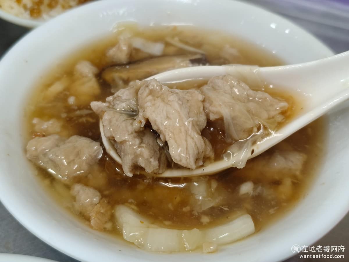 光輝肉羹 光輝肉羹菜單 光輝肉羹推薦 士林區美食 士林美食 台灣小吃 肉羹 滷肉飯 不過肉的口感偏硬紮,喜歡軟嫩口感的人要留意,加麵的話是黃油麵,吸湯後不軟爛,米粉版本吸附滷汁很到位,入口不乾。加飯則適合想吃飽的人,喜歡重口味的可以加點烏醋或辣椒。 @在地老饕阿府