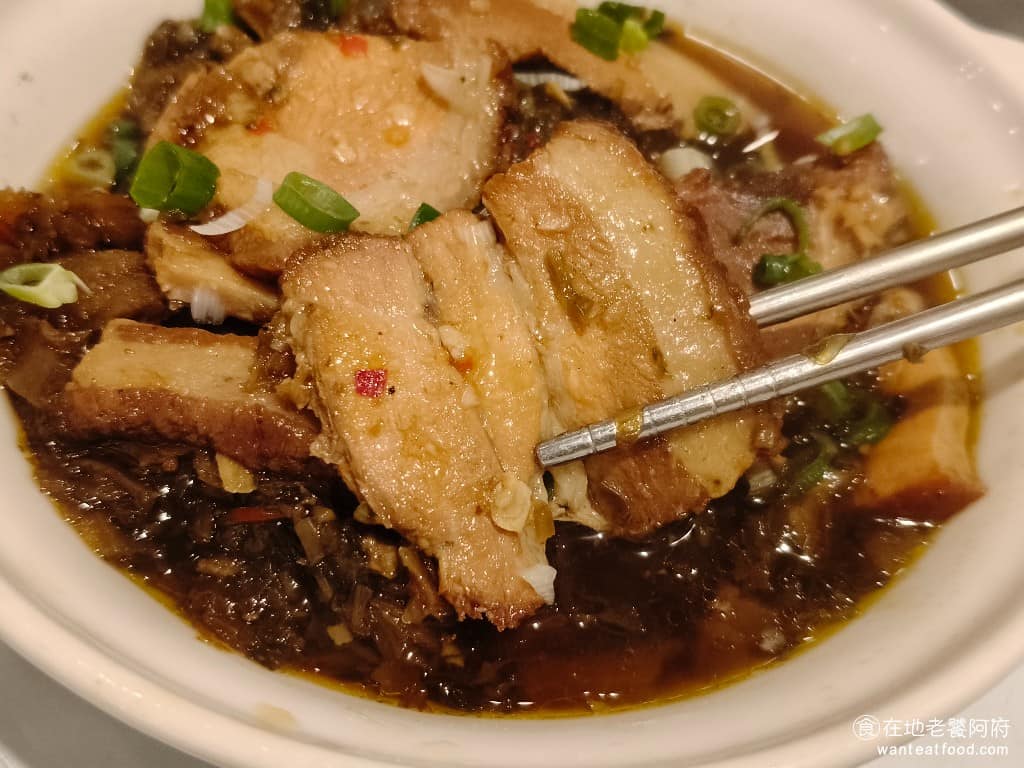 湘民小館 湘民小館菜單 湘民小館推薦 松山區美食 松山美食 台北小巨蛋美食 中式料理 熱炒 整體來說都偏硬，只有少數幾塊比較肥的部分，肉才會比較軟，酸菜份量給得很多，但吃起來酸味不太夠，而且感到油膩。 @在地老饕阿府