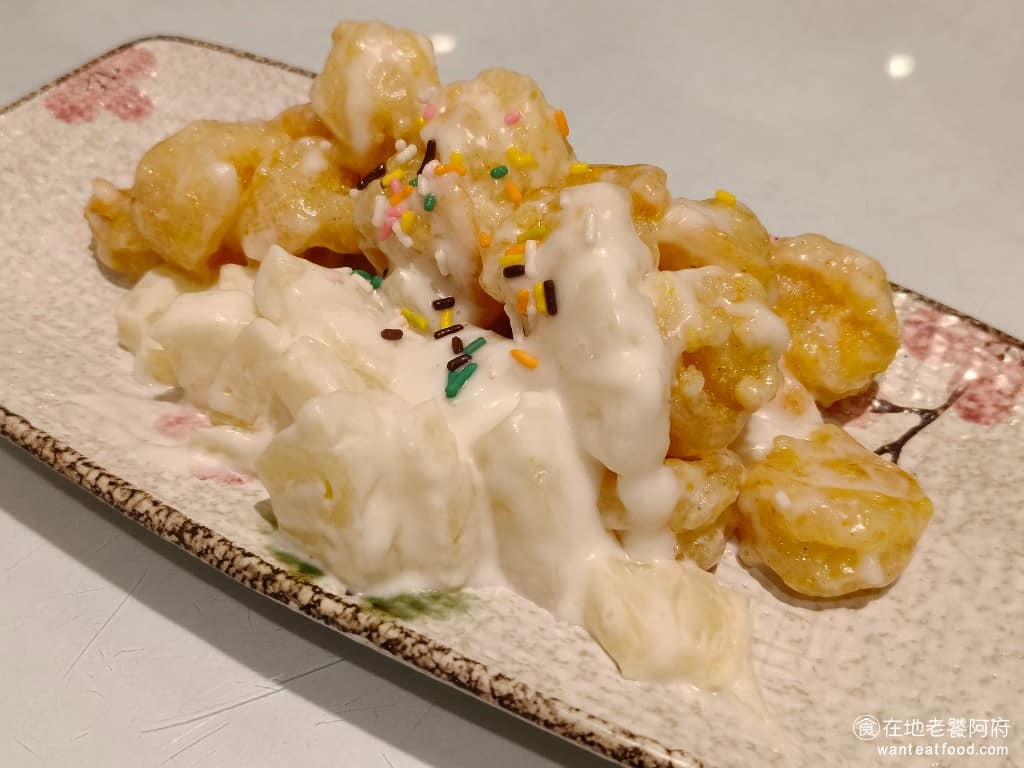 湘民小館 湘民小館菜單 湘民小館推薦 松山區美食 松山美食 台北小巨蛋美食 中式料理 熱炒 鳳梨蝦球 鳳梨蝦球看起來小小一盤，但蝦子的數量和鳳梨的數量都給得很多。 @在地老饕阿府