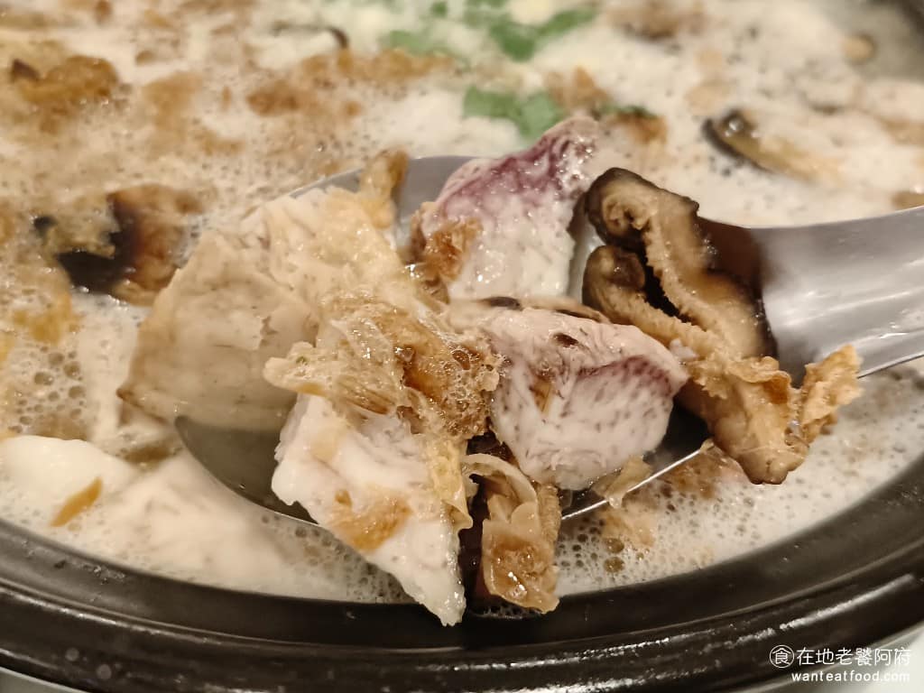 湘民小館 湘民小館菜單 湘民小館推薦 松山區美食 松山美食 台北小巨蛋美食 中式料理 熱炒 配料還有香菇、芋頭、和旗魚，雖然味道很多種，但煮起來味道搭配得非常好。 @在地老饕阿府