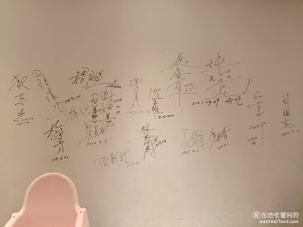 湘民小館 湘民小館菜單 湘民小館推薦 松山區美食 松山美食 台北小巨蛋美食 中式料理 熱炒 《湘民小館》曾被多家報章雜誌採訪報導，由於餐廳鄰近台視大樓，不少藝人和劇組人員，也常來用餐，牆上留有許多名人簽名，食尚玩家節目，也多次造訪。 @在地老饕阿府