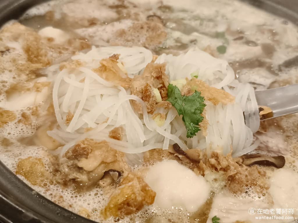 湘民小館 湘民小館菜單 湘民小館推薦 松山區美食 松山美食 台北小巨蛋美食 中式料理 熱炒 米粉是粗條的，口感Q彈份量給得相當豪邁，雖然一份要 800 元，但內容物的豐富程度，完全值回票價。 @在地老饕阿府