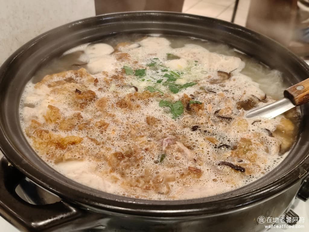 湘民小館 湘民小館菜單 湘民小館推薦 松山區美食 松山美食 台北小巨蛋美食 中式料理 熱炒 旗魚米粉 這是最推薦的一道，訂位時可直接預定點這鍋，鍋裡加了大量豆皮、香菇、芹菜，還有獅子頭丸子，料超多。 @在地老饕阿府