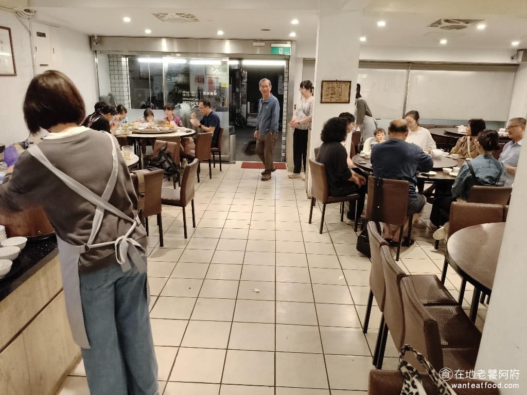 湘民小館 湘民小館菜單 湘民小館推薦 松山區美食 松山美食 台北小巨蛋美食 中式料理 熱炒 用餐沒有強制翻桌限制，吃起來不會有壓力，但因為座位有限，生意好的時段大約從中午 12 點開始，就會客滿，建議來吃前先訂位。 @在地老饕阿府