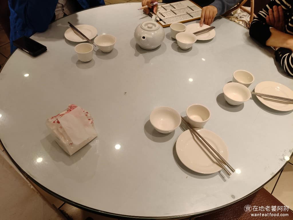 湘民小館 湘民小館菜單 湘民小館推薦 松山區美食 松山美食 台北小巨蛋美食 中式料理 熱炒 早期餐廳有搬過家，搬到現在這個位置，環境相對寬敞明亮，店內的大圓桌設計，適合多人聚餐，也吸引不少家庭客，和公司行號來此辦桌。 @在地老饕阿府