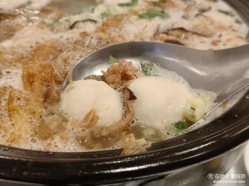 湘民小館 湘民小館菜單 湘民小館推薦 松山區美食 松山美食 台北小巨蛋美食 中式料理 熱炒 裡面還有魚丸，給的份量也很多，光吃這一鍋，4人吃才可能吃得完。 @在地老饕阿府