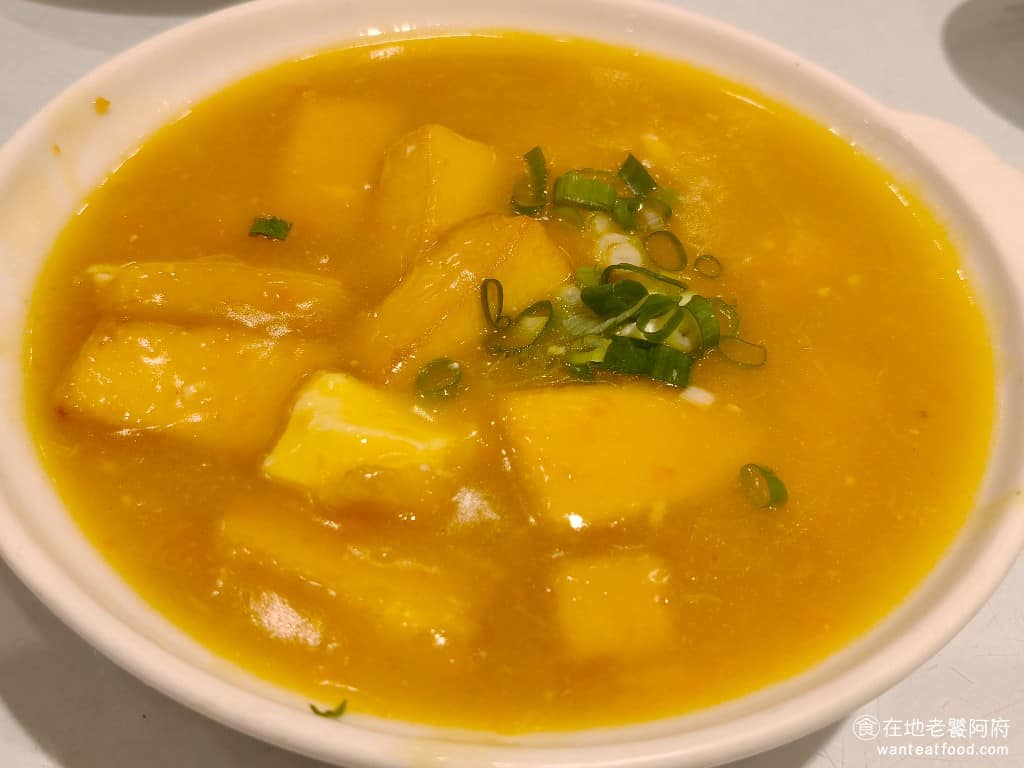 湘民小館 湘民小館菜單 湘民小館推薦 松山區美食 松山美食 台北小巨蛋美食 中式料理 熱炒 蟹黃豆腐 這道是許多人推薦的必點之一，用的是雞蛋豆腐，口感滑嫩搭配蟹黃醬，非常下飯，唯一的小缺點是份量給得稍微少了一點，豆腐幾塊而已，人多的話，可以考慮點兩份。 @在地老饕阿府