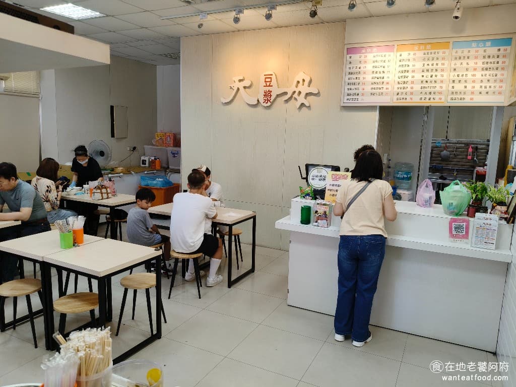 天母豆漿 天母豆漿菜單 天母豆漿推薦 士林區美食 士林美食 中式料理 蛋餅 豆漿 座位非常的寬敞，桌椅間距也很開，店內還有冷氣開放，用餐環境還算舒服。 @在地老饕阿府