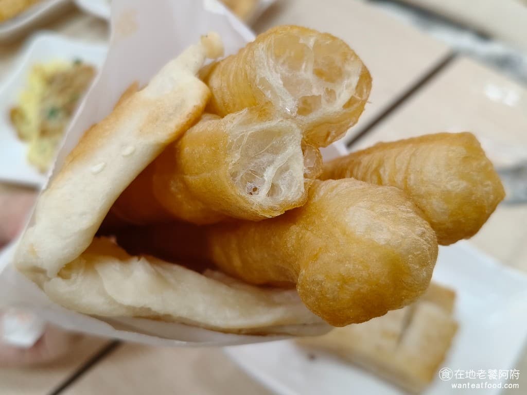 天母豆漿 天母豆漿菜單 天母豆漿推薦 士林區美食 士林美食 中式料理 蛋餅 豆漿 燒餅油條 燒餅和油條吃起來都不太行，油條不是現炸的，所以吃起來超級乾，超級硬，完全咬不動。 @在地老饕阿府