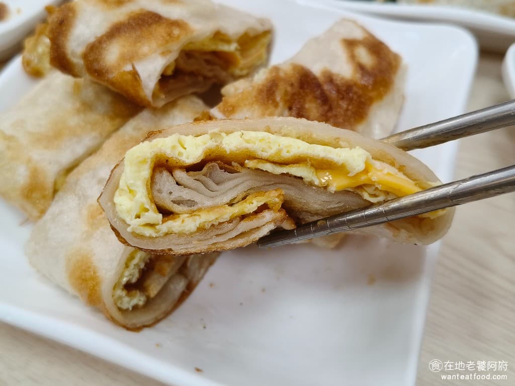 天母豆漿 天母豆漿菜單 天母豆漿推薦 士林區美食 士林美食 中式料理 蛋餅 豆漿 蛋餅的餅皮有淡淡的焦香味，裡面的蛋也非常的厚實，吃起來確實非常香，這樣的味道，在一般早餐店是吃不到的，難怪我看店內所有的客人，都在吃蛋餅為主。 @在地老饕阿府