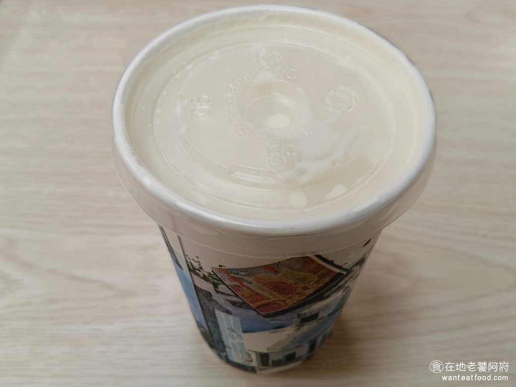 天母豆漿 天母豆漿菜單 天母豆漿推薦 士林區美食 士林美食 中式料理 蛋餅 豆漿 冰豆漿 豆漿的味道還不錯，喝起來不會特別的甜，喝得到天然黃豆的香氣。 @在地老饕阿府