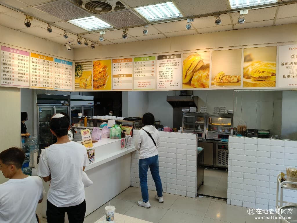 天母豆漿 天母豆漿菜單 天母豆漿推薦 士林區美食 士林美食 中式料理 蛋餅 豆漿 店內的燈光非常的明亮，用餐環境也非常乾淨。 @在地老饕阿府