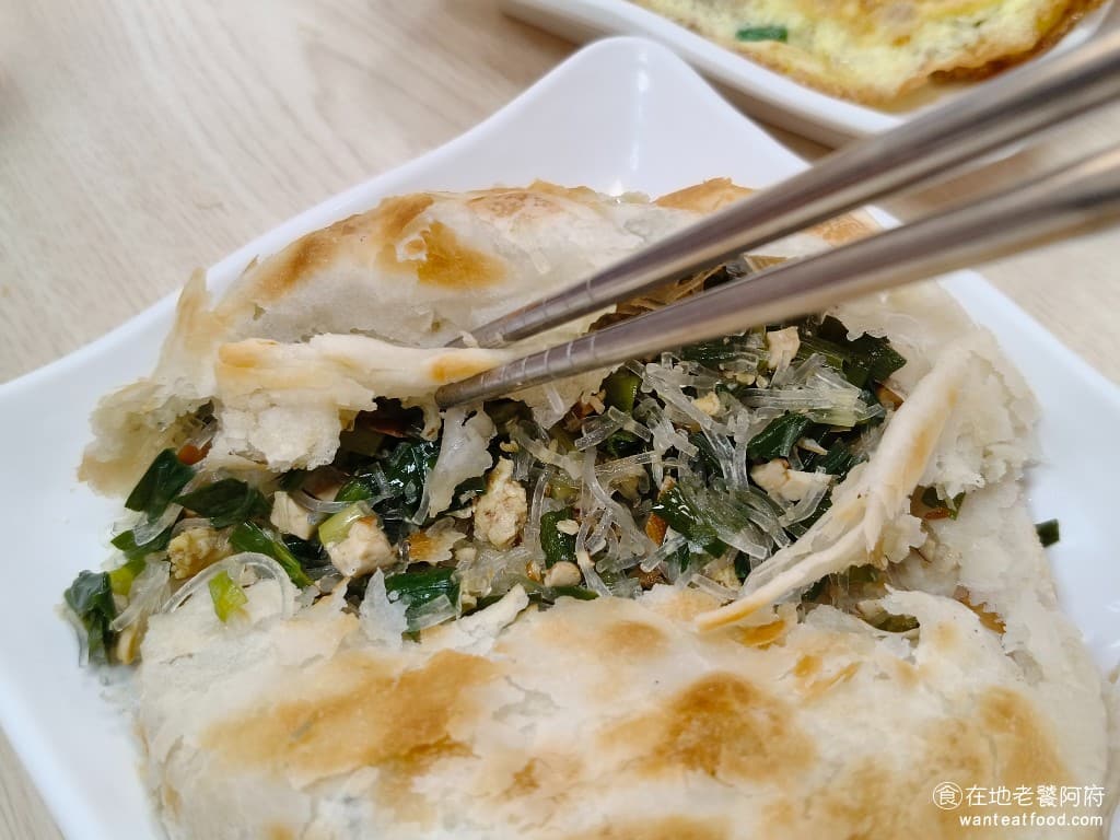 天母豆漿 天母豆漿菜單 天母豆漿推薦 士林區美食 士林美食 中式料理 蛋餅 豆漿 韭菜盒的 size 非常的大，裡面的韭菜份量給得非常多，但要說好吃，個人覺得是沒有，韭菜的味道一點也不香，而且外皮超級硬，根本咬不動。 @在地老饕阿府