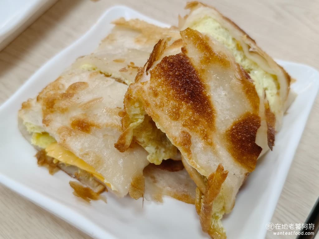天母豆漿 天母豆漿菜單 天母豆漿推薦 士林區美食 士林美食 中式料理 蛋餅 豆漿 卡啦雞起司蛋餅 卡啦雞炸得非常的酥脆，裡面的雞肉也非常的軟嫩，搭配蛋餅吃，感到非常的飽足。 @在地老饕阿府