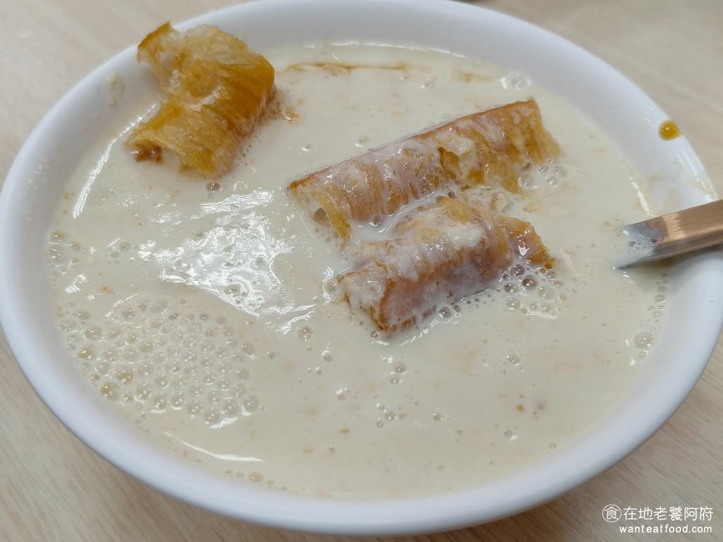 天母豆漿 天母豆漿菜單 天母豆漿推薦 士林區美食 士林美食 中式料理 蛋餅 豆漿 鹹豆漿 吃起來沒什麼特別的味道，非常的清淡，醋下的比較少，也沒什麼酸味。 @在地老饕阿府
