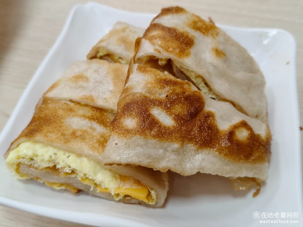 天母豆漿 天母豆漿菜單 天母豆漿推薦 士林區美食 士林美食 中式料理 蛋餅 豆漿 起司蛋餅 這間店所有的餐點之中，蛋餅確實是最好吃的，使用手工現桿的餅皮，並且外皮煎得非常酥脆。 @在地老饕阿府