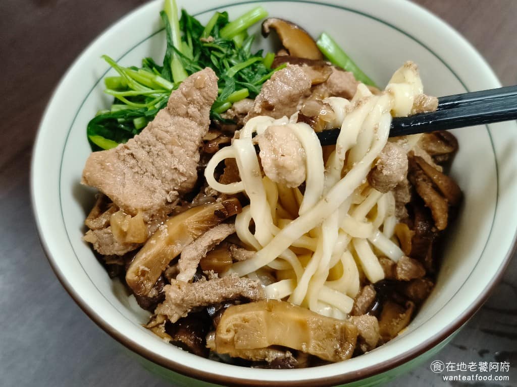 廖家牛肉麵 廖家牛肉麵菜單 廖家牛肉麵推薦 大安區美食 大安美食 古亭美食 台灣小吃 牛肉麵 麵條是白麵,澆上香菇肉燥,味道濃郁,不會太油,是不難吃,但也沒有特別吸引人的味道,要喜歡香菇的人才比較推薦。 @在地老饕阿府