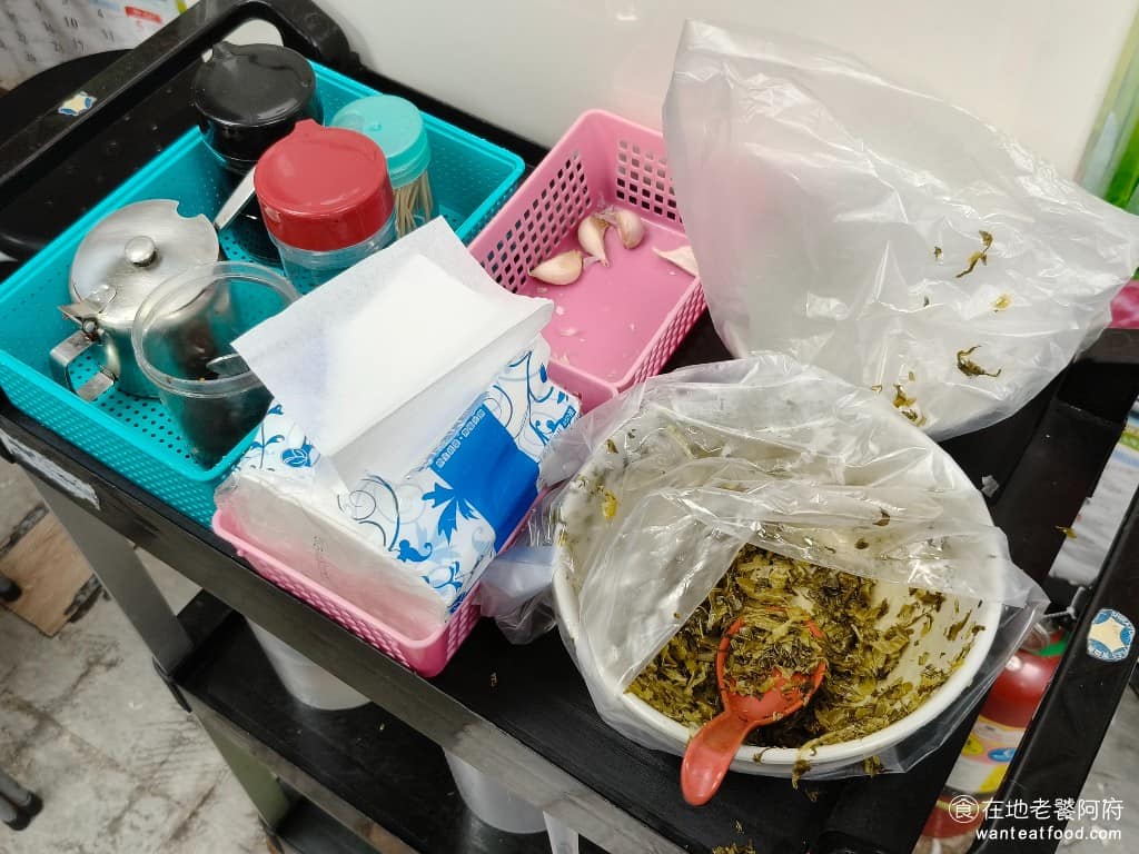 廖家牛肉麵 廖家牛肉麵菜單 廖家牛肉麵推薦 大安區美食 大安美食 古亭美食 台灣小吃 牛肉麵 自助調味區有蒜頭、酸菜、辣油、辣椒、醬油膏等,想加什麼自己來。蒜頭是《廖家牛肉麵金華》的靈魂配料,常客都會拿蒜頭配著吃,酸菜也很受歡迎,清脆爽口不會太酸、太鹹,搭配牛肉麵很解膩。 @在地老饕阿府