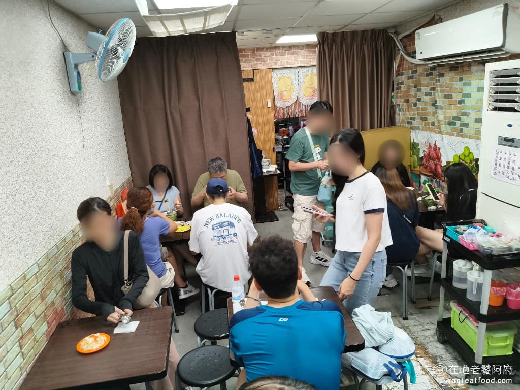 廖家牛肉麵 廖家牛肉麵菜單 廖家牛肉麵推薦 大安區美食 大安美食 古亭美食 台灣小吃 牛肉麵 這裡每天牛肉和小菜都是限量,尤其是「小魚豆干」每日只有20盤,店家還會在中午時段,統計牛肉剩餘碗數,提前詢問排隊的人需要點幾碗麵。 @在地老饕阿府