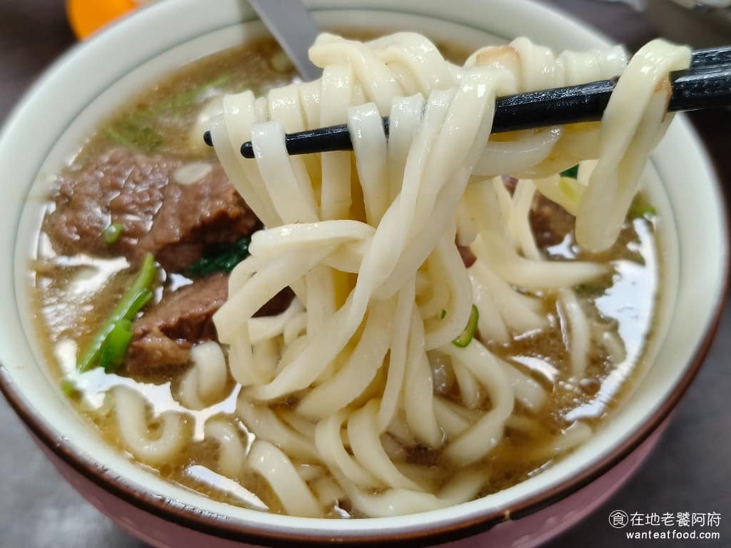 廖家牛肉麵 廖家牛肉麵菜單 廖家牛肉麵推薦 大安區美食 大安美食 古亭美食 台灣小吃 牛肉麵 麵條比陽春麵粗一點,Q彈有嚼勁,分量給的超多,而且非常能吸附湯汁,每一口都是牛骨的香氣。 @在地老饕阿府