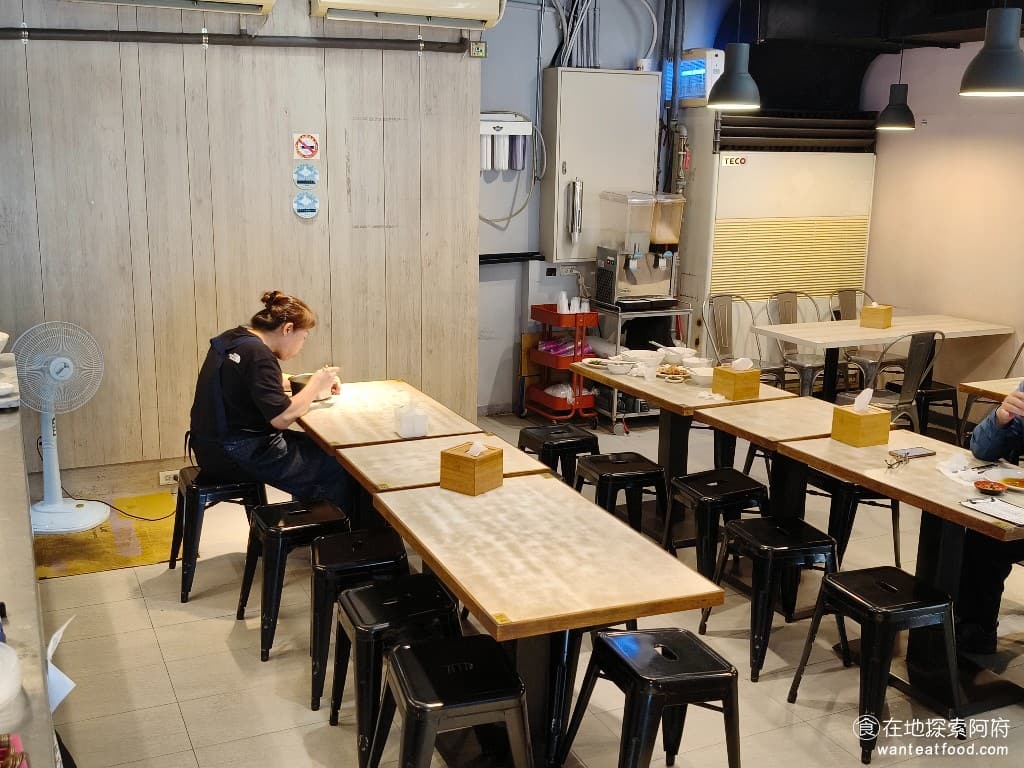 玖五牛肉麵 東豐 東豐菜單 東豐價格 大安區美食 大安美食 大安站美食 中式料理 牛肉麵 店內環境相當寬敞舒適,不會像一般的小麵店一樣擁擠。如果想要避免人潮,可以在中午尖峰時間過後再過來,人會少很多。 @在地老饕阿府