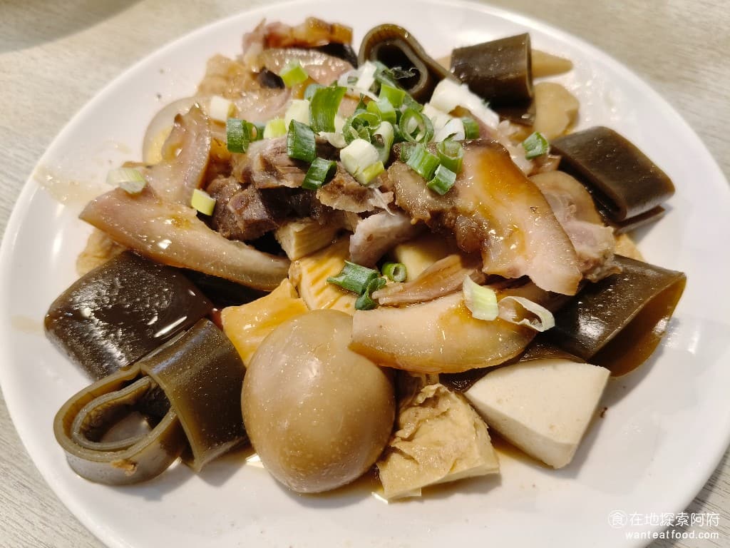玖五牛肉麵 東豐 東豐菜單 東豐價格 大安區美食 大安美食 大安站美食 中式料理 牛肉麵 切滷味 我們點了海帶、豆皮、豬頭皮、百葉豆腐和滷蛋。 @在地老饕阿府