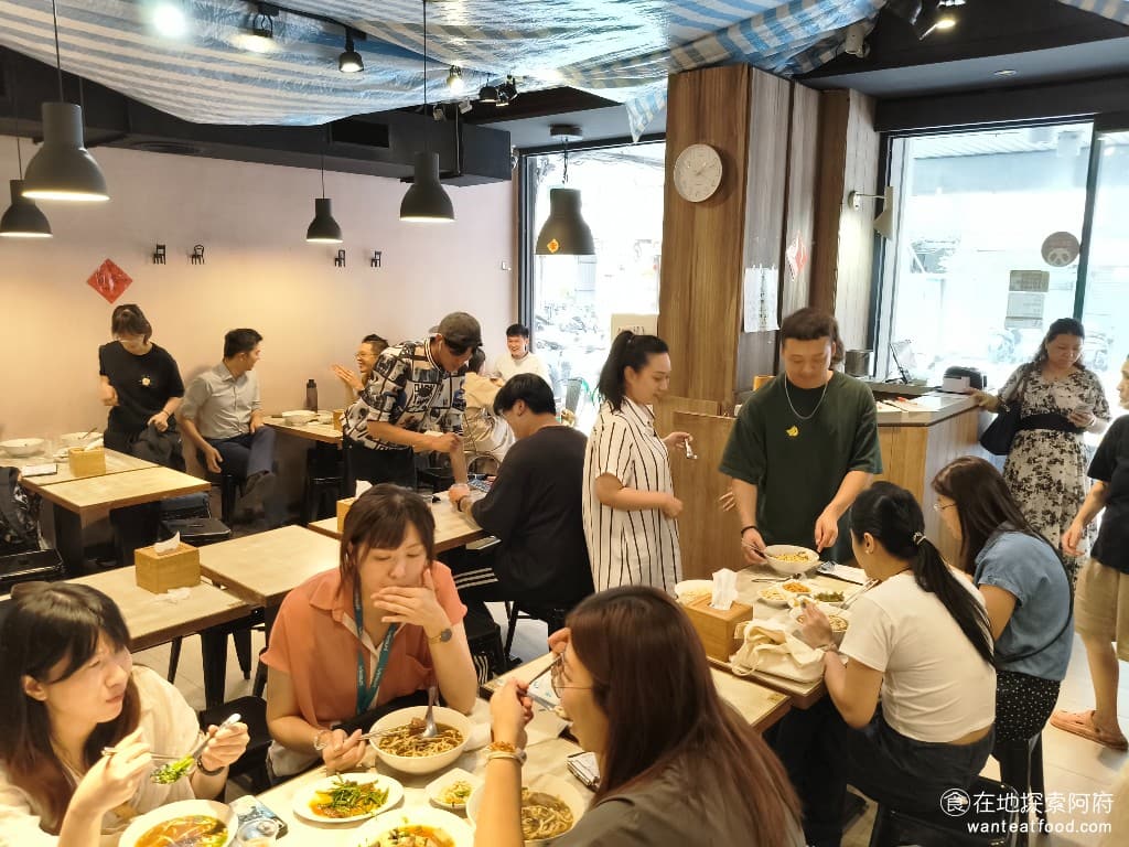玖五牛肉麵 東豐 東豐菜單 東豐價格 大安區美食 大安美食 大安站美食 中式料理 牛肉麵 在《玖五牛肉麵 東豐》用餐的客人,幾乎都是上班族,甚至也會看到許多外國人,在這裡吃牛肉麵。 @在地老饕阿府