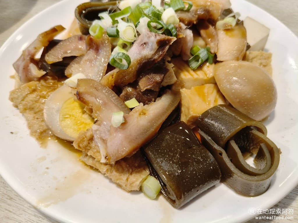 玖五牛肉麵 東豐 東豐菜單 東豐價格 大安區美食 大安美食 大安站美食 中式料理 牛肉麵 滷味的味道,吃起來都很清爽,不會太鹹,每樣味道都不錯,但就豬頭皮吃起來,口感有一點太硬。 @在地老饕阿府