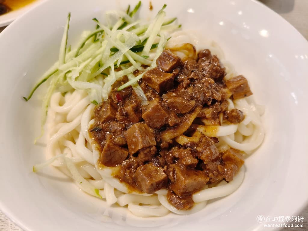 玖五牛肉麵 東豐 東豐菜單 東豐價格 大安區美食 大安美食 大安站美食 中式料理 牛肉麵 炸醬麵 炸醬麵的醬汁,非常的相濃,搭配著豆干吃起來味道非常棒。 @在地老饕阿府
