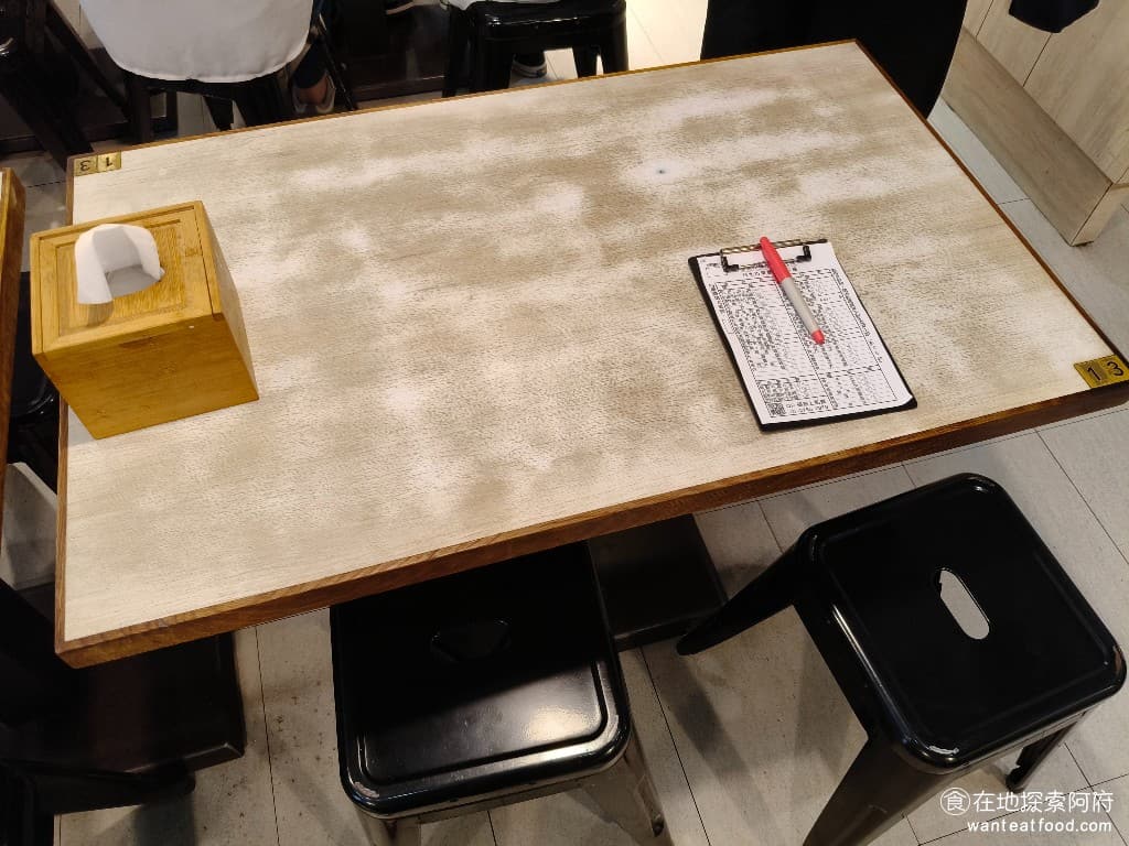 玖五牛肉麵 東豐 東豐菜單 東豐價格 大安區美食 大安美食 大安站美食 中式料理 牛肉麵 店內的座位安排得很好,坐起來不會覺得很擁擠,冷氣也開得很涼爽。 @在地老饕阿府