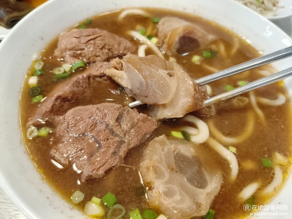 玖五牛肉麵 東豐 東豐菜單 東豐價格 大安區美食 大安美食 大安站美食 中式料理 牛肉麵 牛筋也處理得很好,吃起來不會很軟爛,咬起來帶有Q彈的口感。價格親民,份量足夠,是這裡牛肉麵最大的特色。麵條的部分,用的是家常粗麵,吃起來非常有嚼勁,但因為麵條太粗,而且又煮得不夠久,所以吃到最後,也會覺得麵條口感偏硬。 @在地老饕阿府