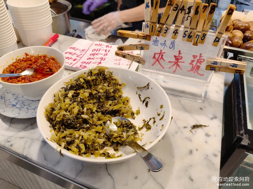 玖五牛肉麵 東豐 東豐菜單 東豐價格 大安區美食 大安美食 大安站美食 中式料理 牛肉麵 滷味選好了之後,就直接加上桌號的夾子,店員處理好後會送上桌,旁邊還有提供酸菜,可以自取。 @在地老饕阿府