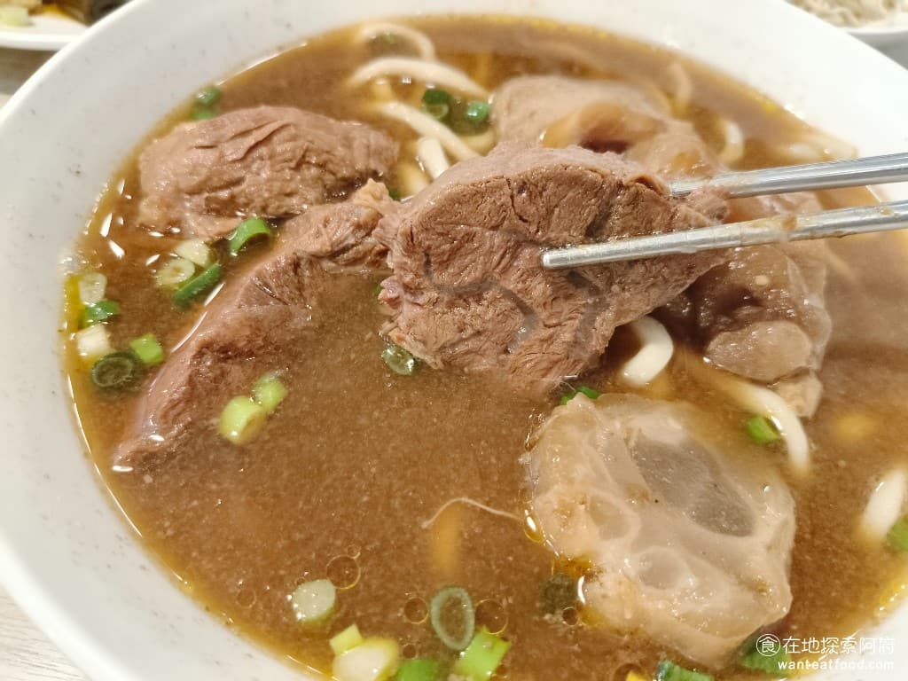 玖五牛肉麵 東豐 東豐菜單 東豐價格 大安區美食 大安美食 大安站美食 中式料理 牛肉麵 《玖五牛肉麵 東豐》的牛肉,最大的特色就是份量非常多,整體 CP 值很高。牛肉的軟硬度處理得很好,吃起來不會覺得乾柴。 @在地老饕阿府
